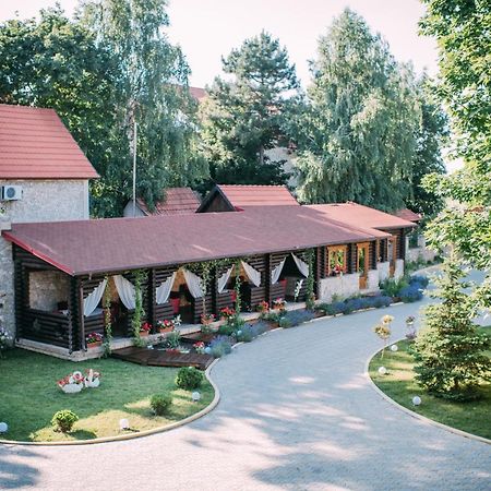Curtea Boierului Hotel Peresecina Esterno foto