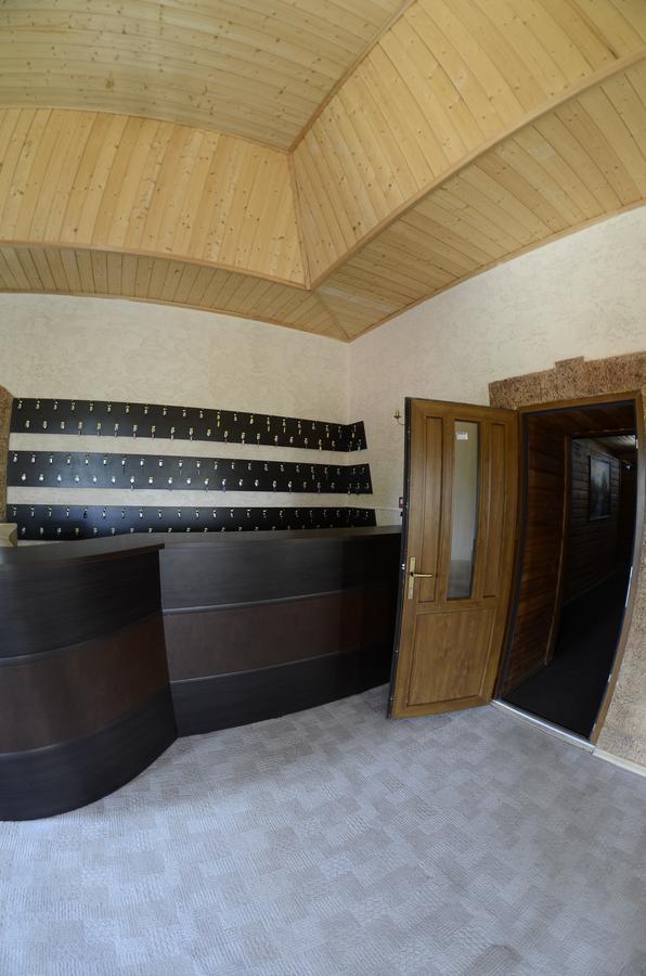 Curtea Boierului Hotel Peresecina Esterno foto