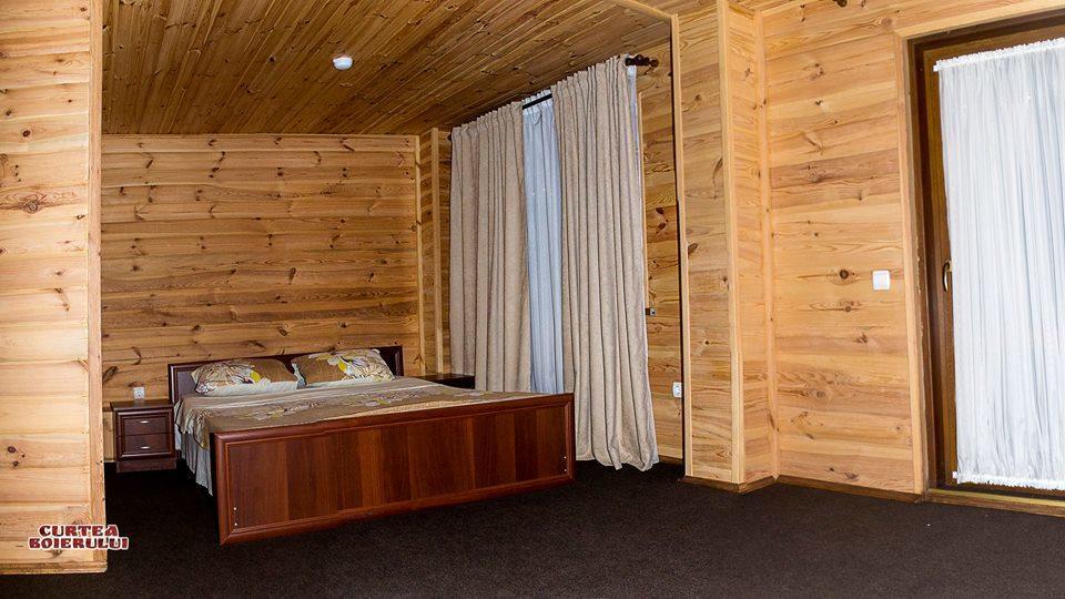 Curtea Boierului Hotel Peresecina Esterno foto